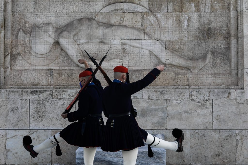 Πολιτική «θύελλα» για τον Άγνωστο Στρατιώτη – Δριμεία κριτική από την αντιπολίτευση  