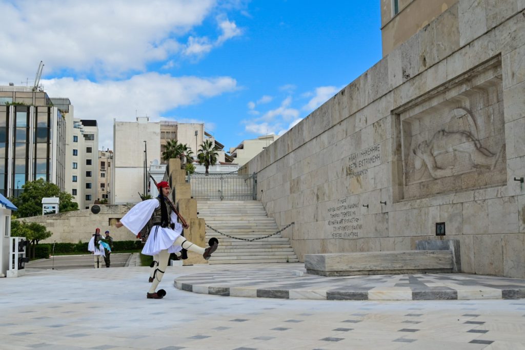 Πολιτική «θύελλα» για τον Άγνωστο Στρατιώτη – Δριμεία κριτική από την αντιπολίτευση  