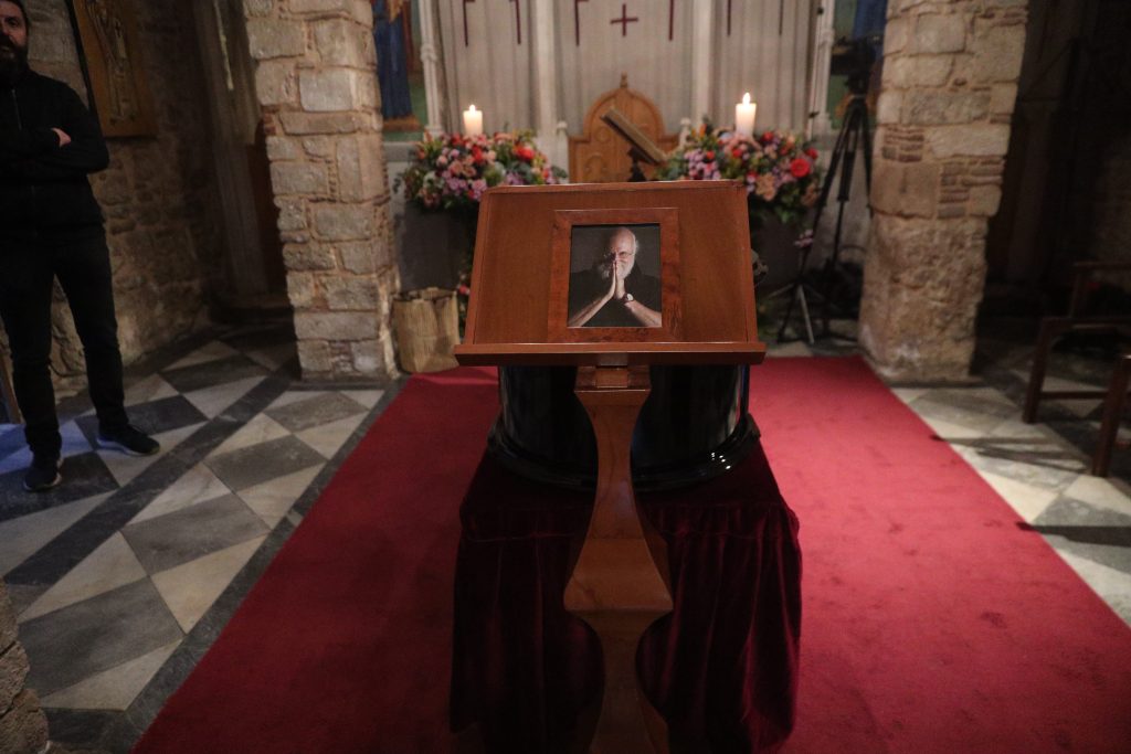 Η στιγμή που φτάνει η σορός του Διονύση Σαββόπουλου στη Μητρόπολη – Σε λίγη ώρα ο αποχαιρετισμός του κόσμου
