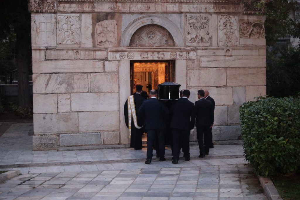 Η στιγμή που φτάνει η σορός του Διονύση Σαββόπουλου στη Μητρόπολη – Σε λίγη ώρα ο αποχαιρετισμός του κόσμου