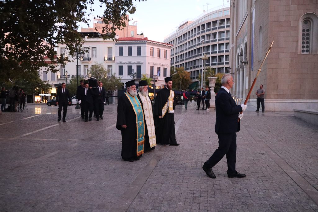 Η στιγμή που φτάνει η σορός του Διονύση Σαββόπουλου στη Μητρόπολη – Σε λίγη ώρα ο αποχαιρετισμός του κόσμου
