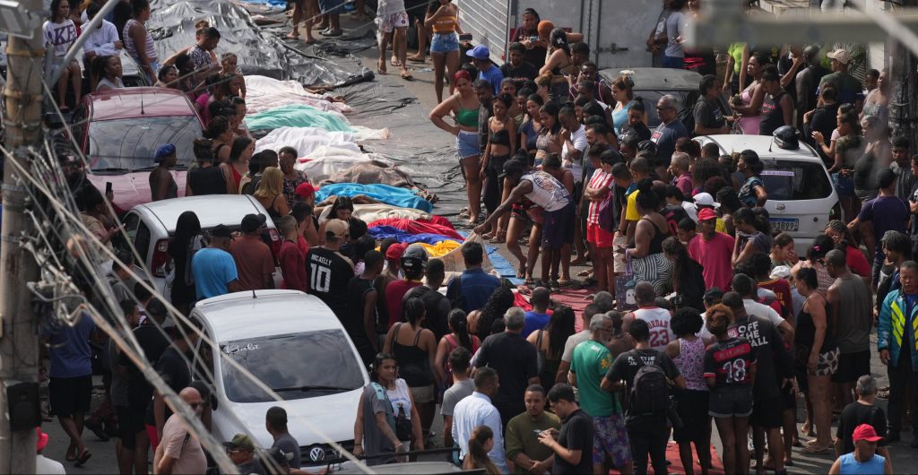 Βία και χάος στη Βραζιλία: Η αστυνομική επιχείρηση στο Ρίο ντε Τζανέιρο μέσα από τον φακό – Φωτιές και καμένα οχήματα στους δρόμους