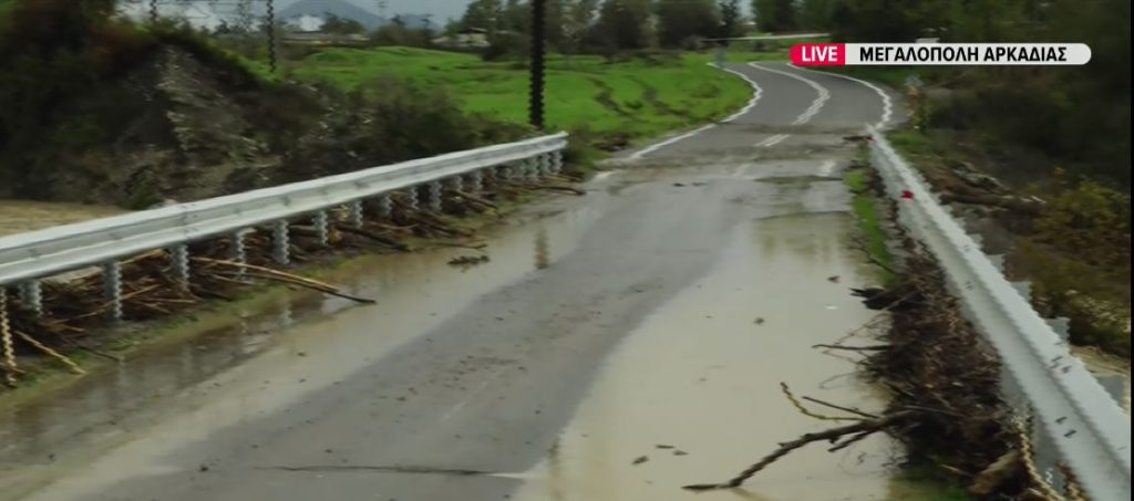 Σφοδρή κακοκαιρία σε Μεγαλόπολη, Καλαμάτα, Βόνιτσα και Αττική: Δύο άτομα παρασύρθηκαν και πέντε αυτοκίνητα εγκλωβίστηκαν, ανάμεσά τους μία έγκυος
