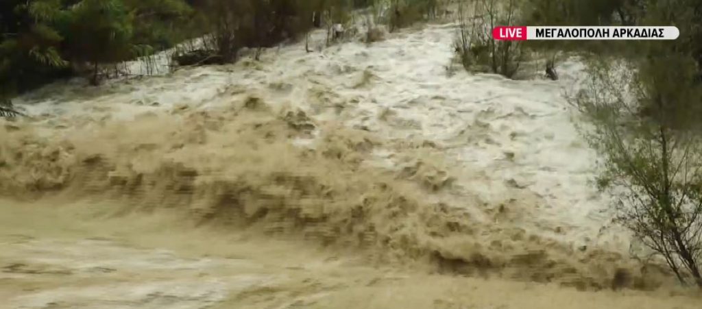 Σφοδρή κακοκαιρία σε Μεγαλόπολη, Καλαμάτα, Βόνιτσα και Αττική: Δύο άτομα παρασύρθηκαν και πέντε αυτοκίνητα εγκλωβίστηκαν, ανάμεσά τους μία έγκυος