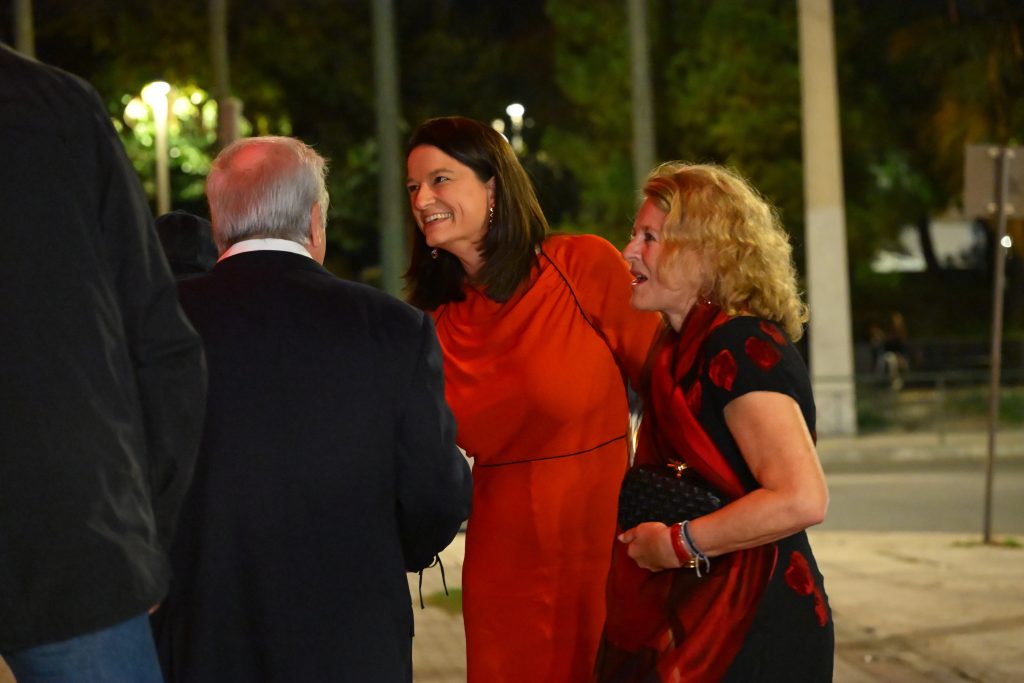 Η εμφάνιση της Κίμπερλι Γκίλφοϊλ σε ιδιωτική μουσική εκδήλωση με τον Κωνσταντίνο Αργυρό – Οι λαμπερές αφίξεις