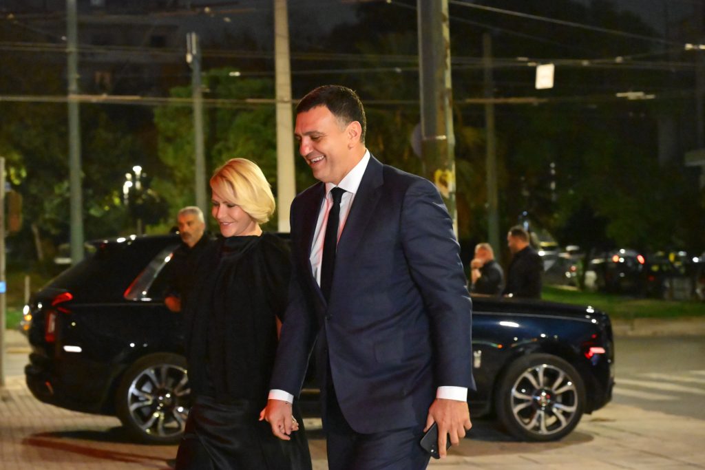 Η εμφάνιση της Κίμπερλι Γκίλφοϊλ σε ιδιωτική μουσική εκδήλωση με τον Κωνσταντίνο Αργυρό – Οι λαμπερές αφίξεις