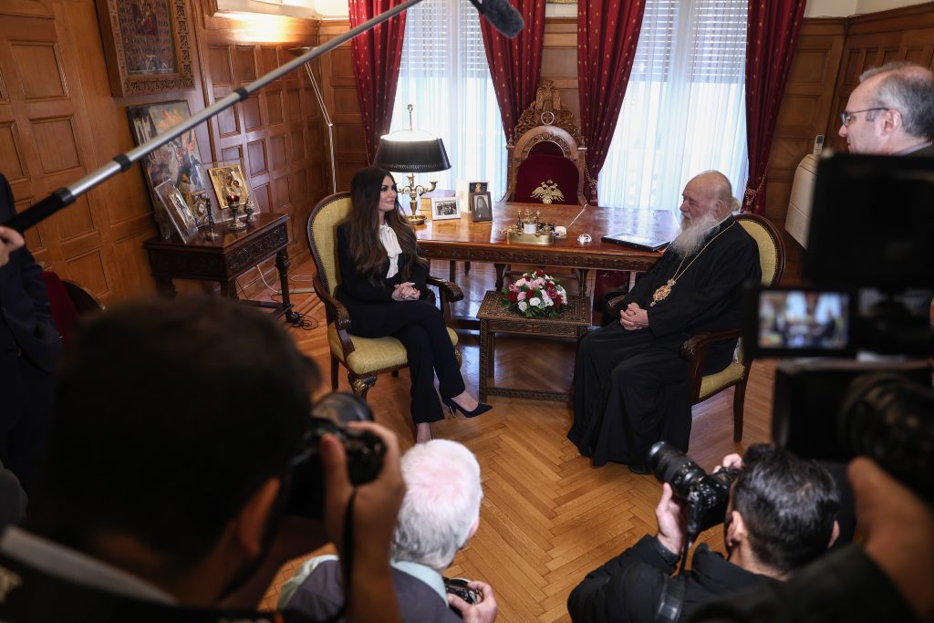 Κίμπερλι Γκιλφόιλ: Στο Μέγαρο της Αρχιεπισκοπής Αθηνών η νέα πρέσβης των ΗΠΑ – Συνάντηση με τον Ιερώνυμο