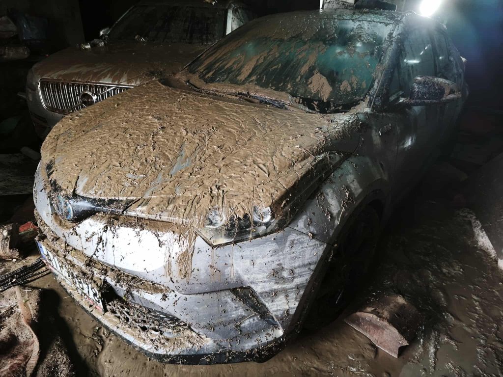 Σφοδρή κακοκαιρία σε Μεγαλόπολη, Καλαμάτα, Βόνιτσα και Αττική: Δύο άτομα παρασύρθηκαν και πέντε αυτοκίνητα εγκλωβίστηκαν, ανάμεσά τους μία έγκυος