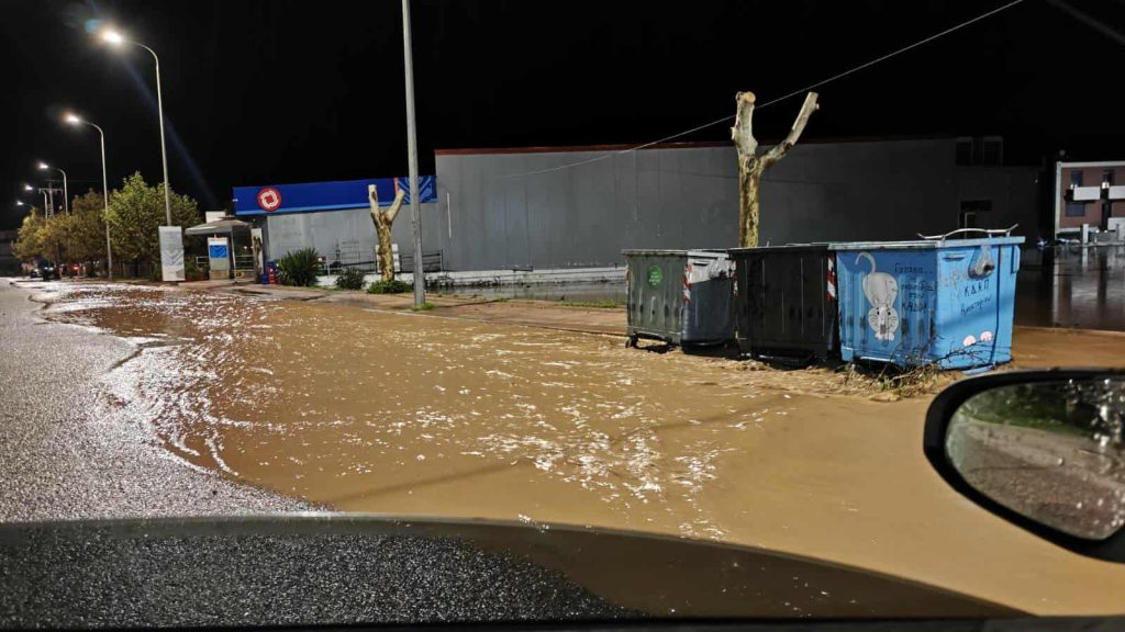 Σφοδρή κακοκαιρία σε Μεγαλόπολη, Καλαμάτα, Βόνιτσα και Αττική: Δύο άτομα παρασύρθηκαν και πέντε αυτοκίνητα εγκλωβίστηκαν, ανάμεσά τους μία έγκυος