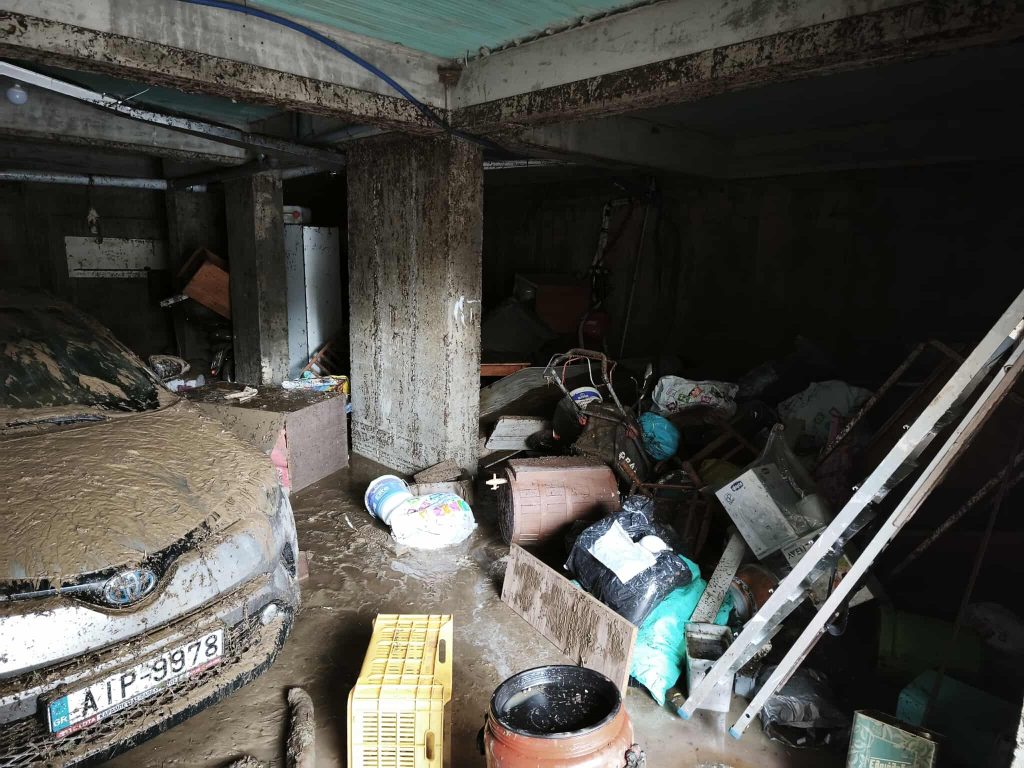 Σφοδρή κακοκαιρία σε Μεγαλόπολη, Καλαμάτα, Βόνιτσα και Αττική: Δύο άτομα παρασύρθηκαν και πέντε αυτοκίνητα εγκλωβίστηκαν, ανάμεσά τους μία έγκυος