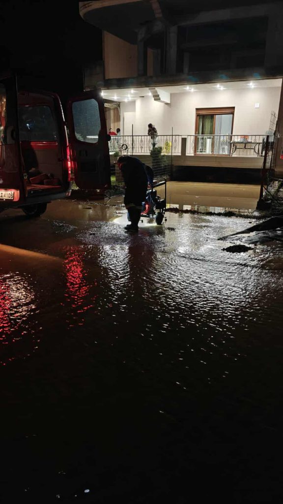 Σφοδρή κακοκαιρία σε Μεγαλόπολη, Καλαμάτα, Βόνιτσα και Αττική: Δύο άτομα παρασύρθηκαν και πέντε αυτοκίνητα εγκλωβίστηκαν, ανάμεσά τους μία έγκυος