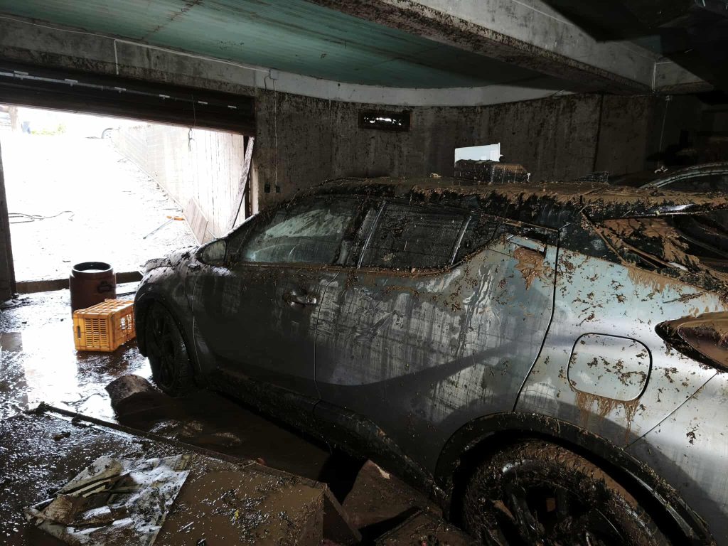 Σφοδρή κακοκαιρία σε Μεγαλόπολη, Καλαμάτα, Βόνιτσα και Αττική: Δύο άτομα παρασύρθηκαν και πέντε αυτοκίνητα εγκλωβίστηκαν, ανάμεσά τους μία έγκυος