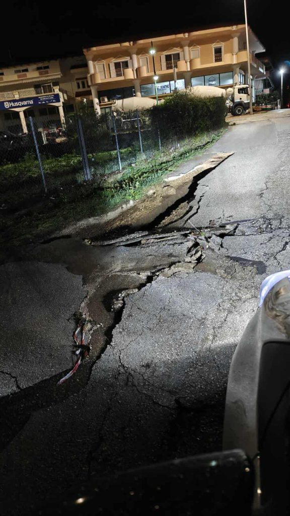 Σφοδρή κακοκαιρία σε Μεγαλόπολη, Καλαμάτα, Βόνιτσα και Αττική: Δύο άτομα παρασύρθηκαν και πέντε αυτοκίνητα εγκλωβίστηκαν, ανάμεσά τους μία έγκυος