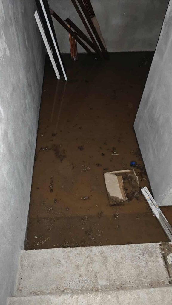 Σφοδρή κακοκαιρία σε Μεγαλόπολη, Καλαμάτα, Βόνιτσα και Αττική: Δύο άτομα παρασύρθηκαν και πέντε αυτοκίνητα εγκλωβίστηκαν, ανάμεσά τους μία έγκυος