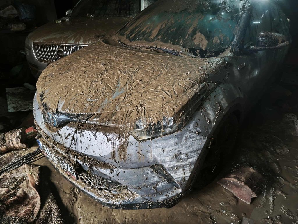 Σφοδρή κακοκαιρία σε Μεγαλόπολη, Καλαμάτα, Βόνιτσα και Αττική: Δύο άτομα παρασύρθηκαν και πέντε αυτοκίνητα εγκλωβίστηκαν, ανάμεσά τους μία έγκυος