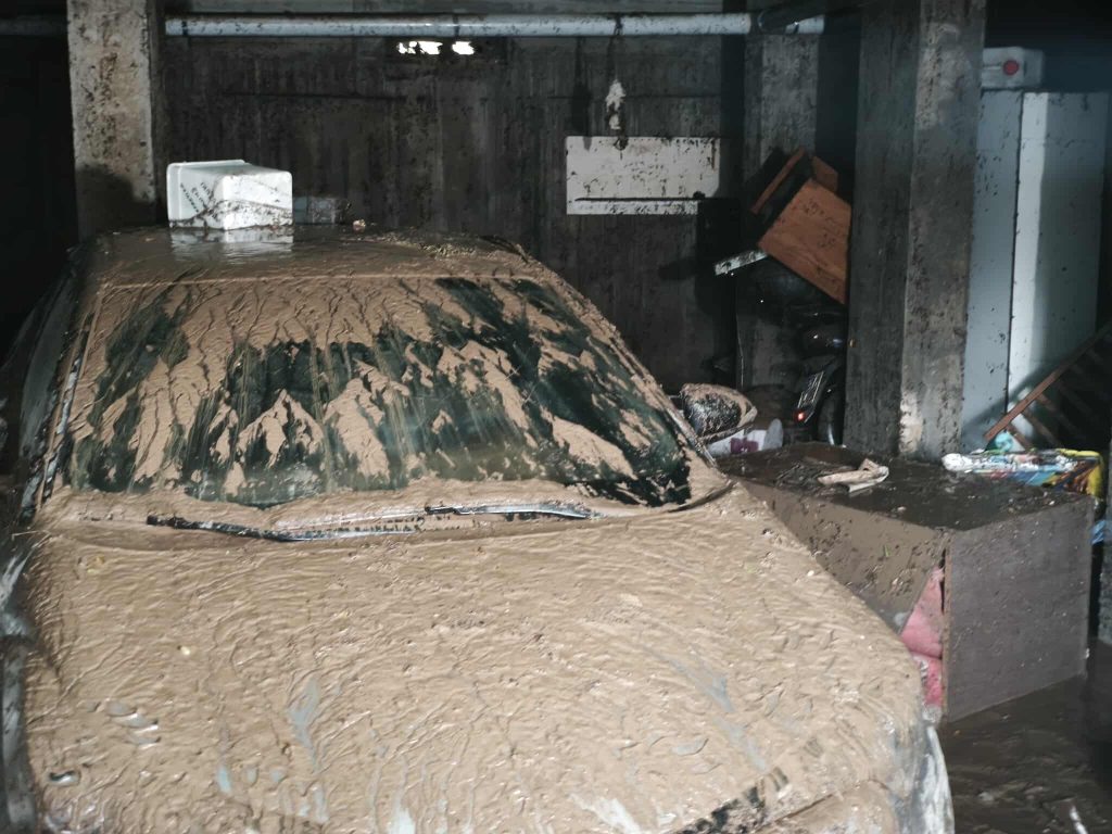 Σφοδρή κακοκαιρία σε Μεγαλόπολη, Καλαμάτα, Βόνιτσα και Αττική: Δύο άτομα παρασύρθηκαν και πέντε αυτοκίνητα εγκλωβίστηκαν, ανάμεσά τους μία έγκυος