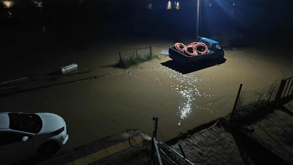 Σφοδρή κακοκαιρία σε Μεγαλόπολη, Καλαμάτα, Βόνιτσα και Αττική: Δύο άτομα παρασύρθηκαν και πέντε αυτοκίνητα εγκλωβίστηκαν, ανάμεσά τους μία έγκυος