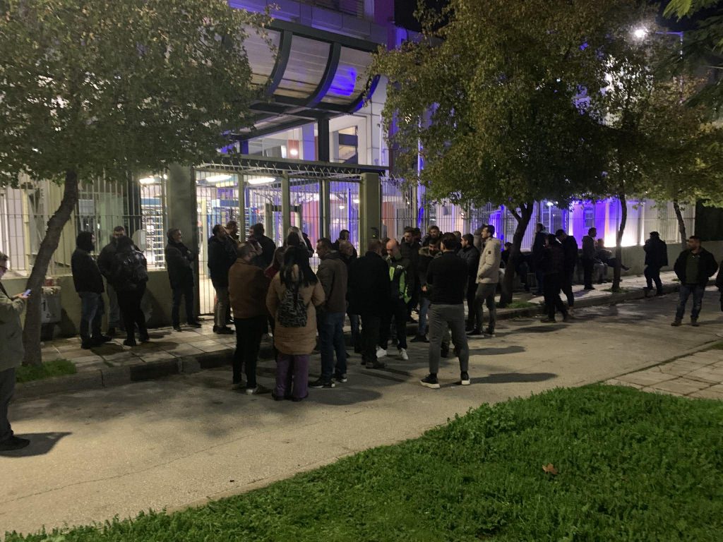 Ένταση και επεισόδια την πρώτη ημέρα των αγροτικών κινητοποιήσεων – Συλλήψεις και διαμαρτυρίες στη Νίκαια Λάρισας