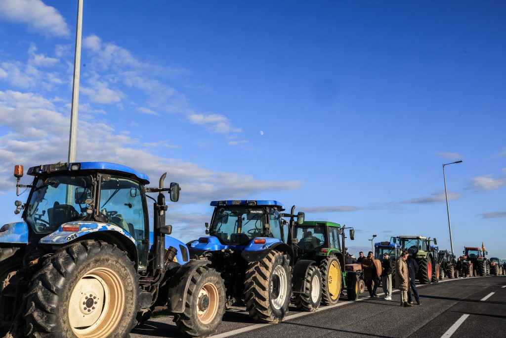 Ένταση και επεισόδια την πρώτη ημέρα των αγροτικών κινητοποιήσεων – Συλλήψεις και διαμαρτυρίες στη Νίκαια Λάρισας
