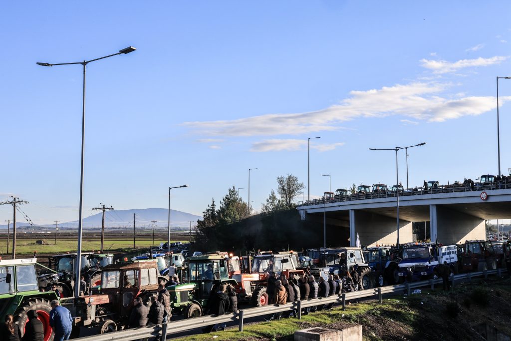 Ένταση και επεισόδια την πρώτη ημέρα των αγροτικών κινητοποιήσεων – Συλλήψεις και διαμαρτυρίες στη Νίκαια Λάρισας
