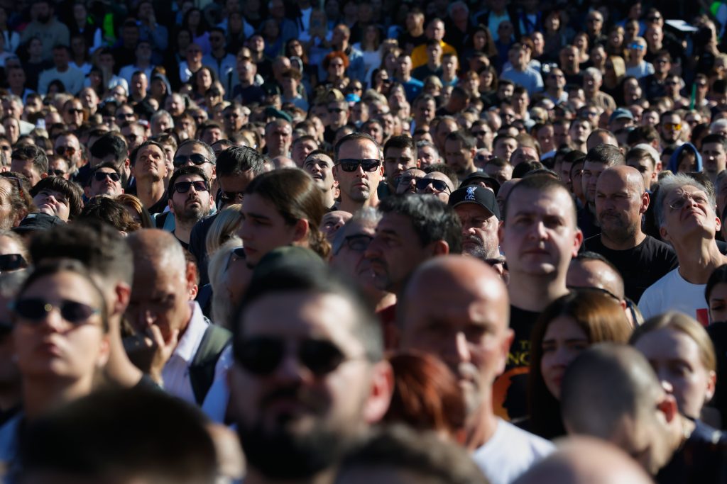 Σερβία: Μεγαλειώδης συγκέντρωση στο Νόβι Σαντ στην επέτειο ενός έτους από την τραγωδία – Απεργία πείνας αρχίζει μητέρα θύματος