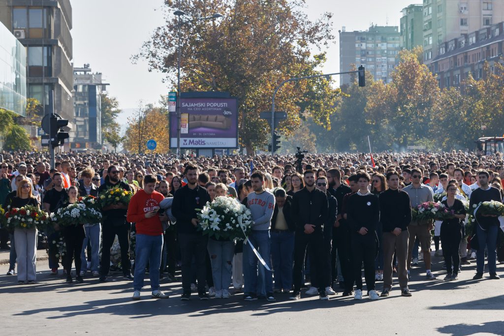 Σερβία: Μεγαλειώδης συγκέντρωση στο Νόβι Σαντ στην επέτειο ενός έτους από την τραγωδία – Απεργία πείνας αρχίζει μητέρα θύματος