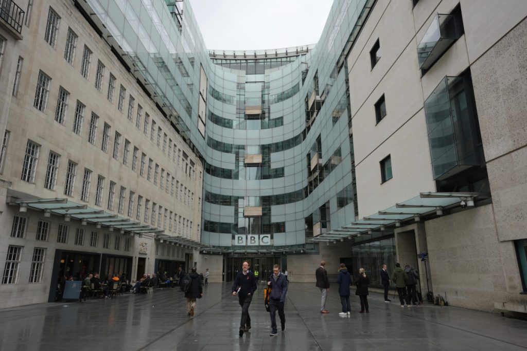 Ο Τραμπ απειλεί το BBC με αγωγή 1 δισ. δολαρίων για το επίμαχο ντοκιμαντέρ με το μοντάζ στην ομιλία του