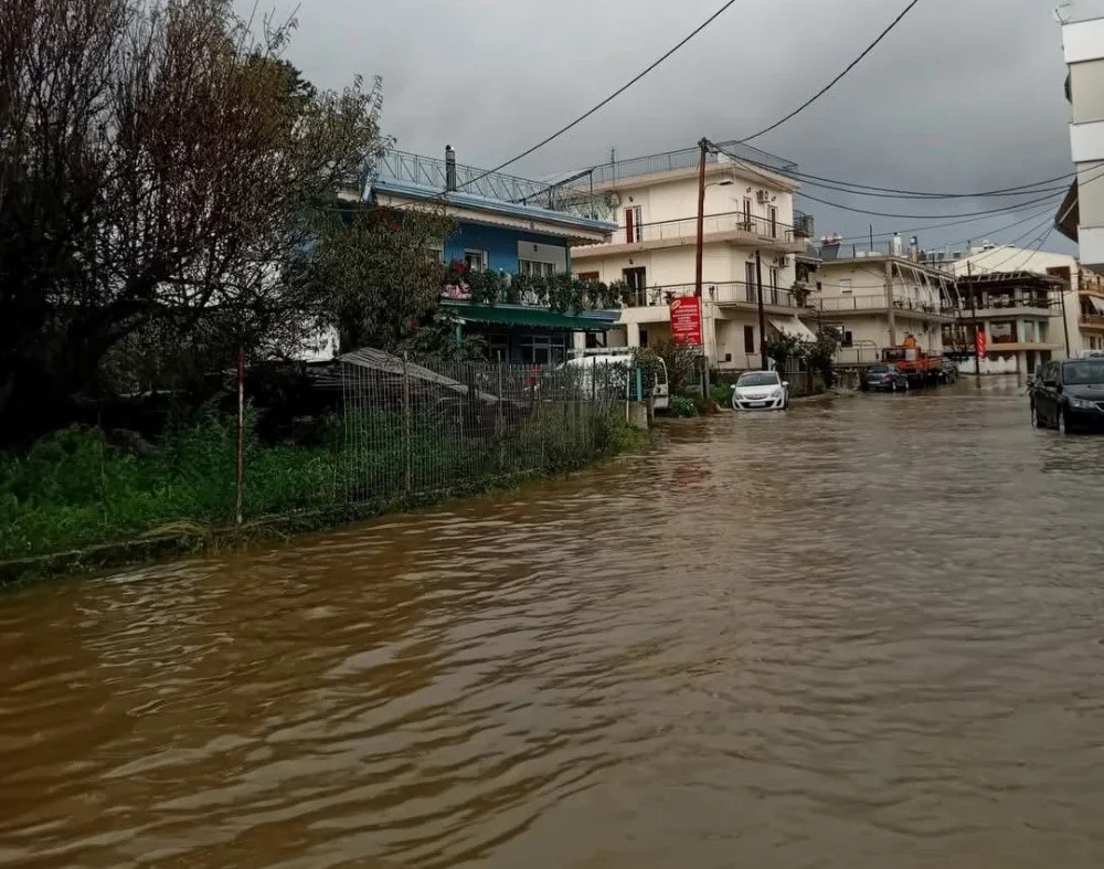 εικόνα που δείχνει δρόμο στον Δήμο Ζηρού να έχει μετατραπεί σε λίμνη