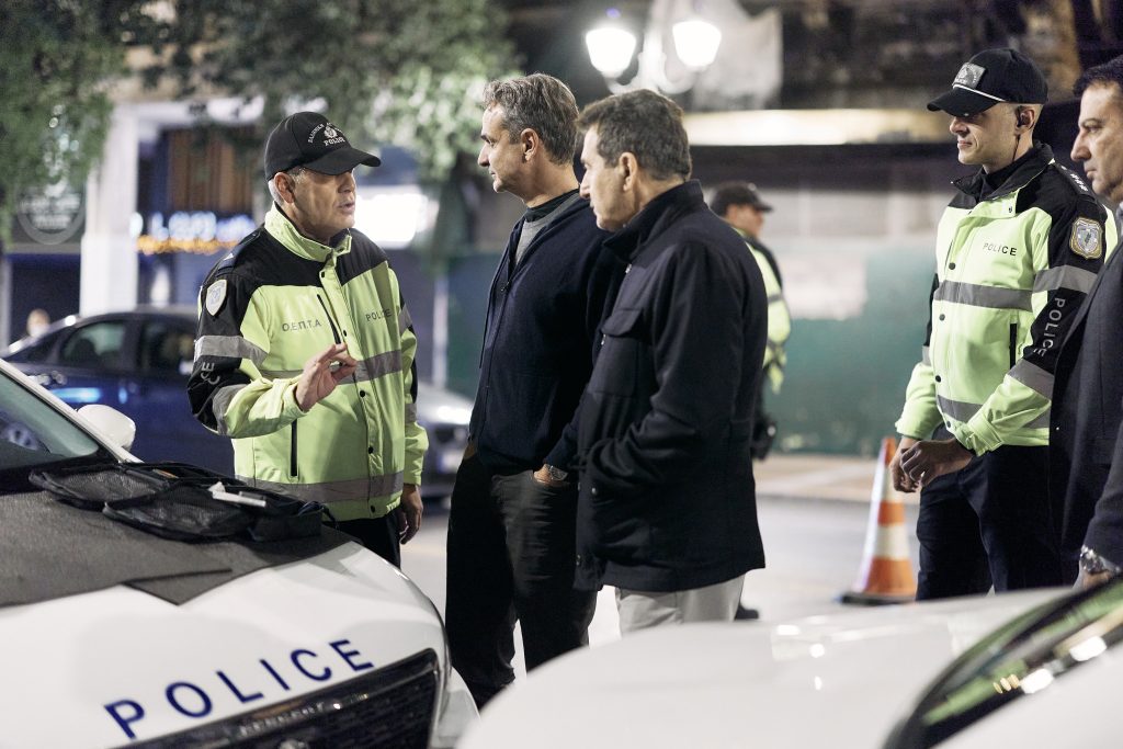 Επίσκεψη Μητσοτάκη σε σημείο διενέργειας αλκοτέστ