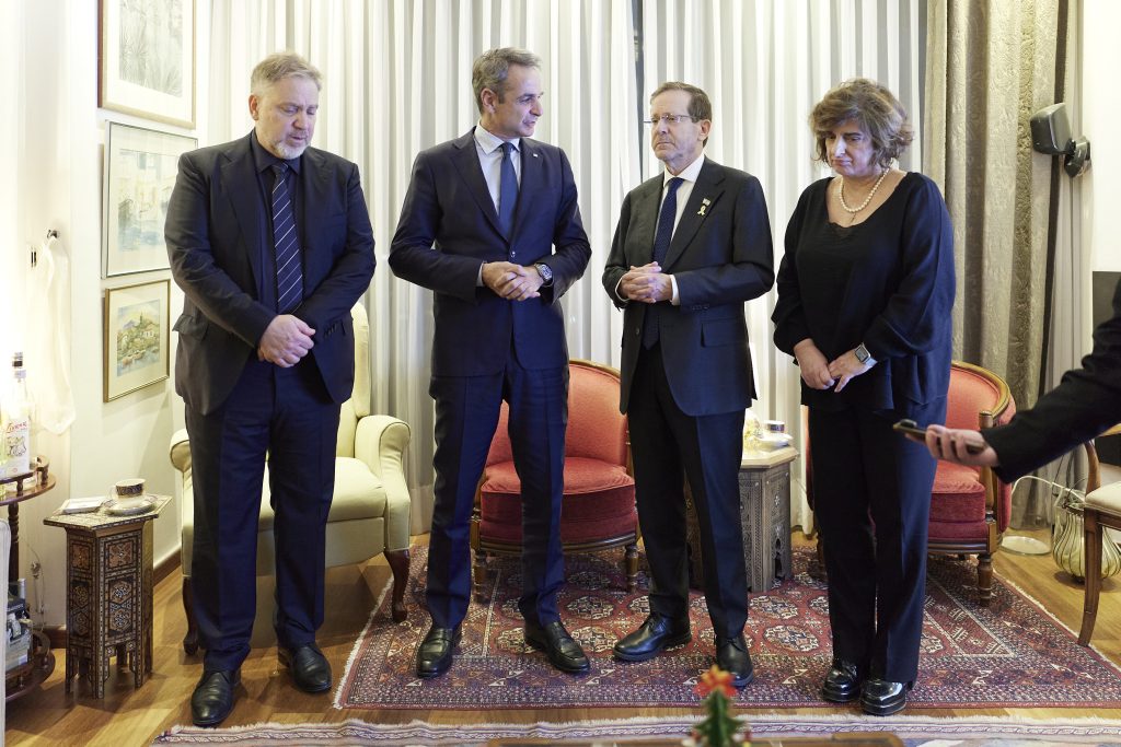 Συνάντηση Μητσοτάκη με τον πρόεδρο του Ισραήλ, Ισαάκ Χέρτζογκ – Επισκέφθηκαν την οικογένεια του Ιωνά Καρούση