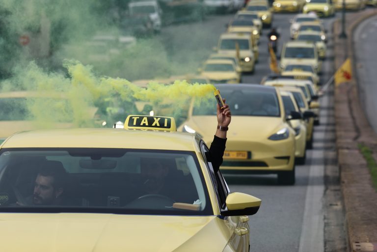 Χωρίς ταξί σήμερα και αύριο η χώρα: Κινητοποίηση οδηγών – Επιδιώκουν συνάντηση με Κυρανάκη