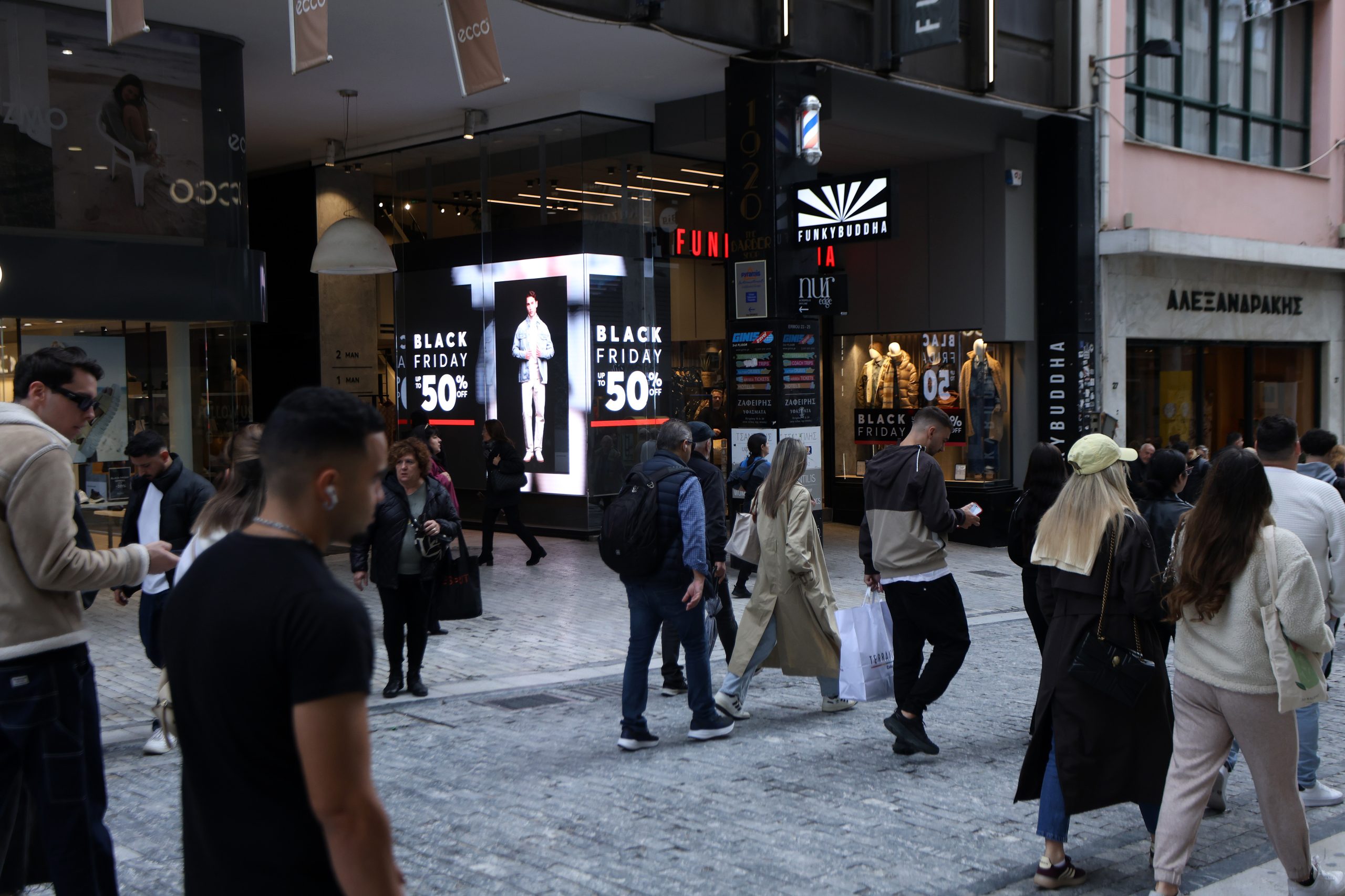 Black Friday: Αυξημένη κίνηση στην Ερμού για το τριήμερο προσφορών