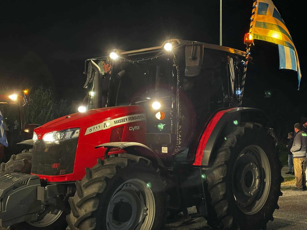 Οι αγρότες άνοιξαν την παρακαμπτήρια της Ιόνιας Οδού στη θέση Χαλίκι