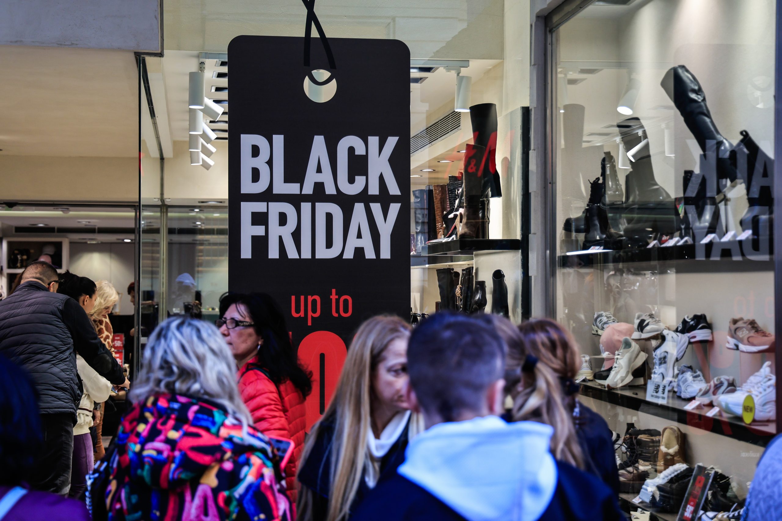 Black Friday: Αυξημένη κίνηση στην Ερμού για το τριήμερο προσφορών