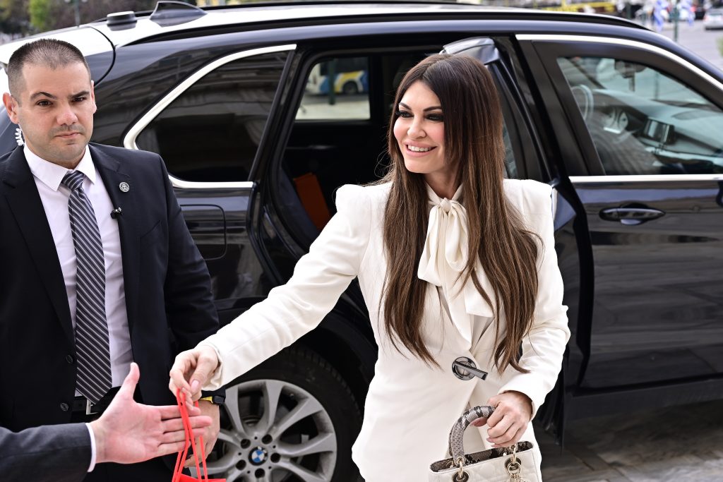 Στη Βουλή η Κίμπερλι Γκίλφοϊλ – Με κόκκινο τριαντάφυλλο την υποδέχθηκε ο Νικήτας Κακλαμάνης