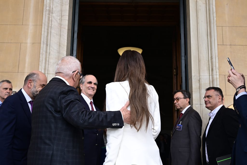 Στη Βουλή η Κίμπερλι Γκίλφοϊλ – Με κόκκινο τριαντάφυλλο την υποδέχθηκε ο Νικήτας Κακλαμάνης
