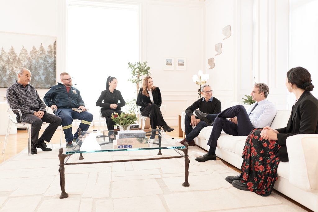 Με εθελοντές συναντήθηκε ο Κυριάκος Μητσοτάκης: «Οι ιστορίες προσφοράς μας δίνουν μεγάλη δύναμη»