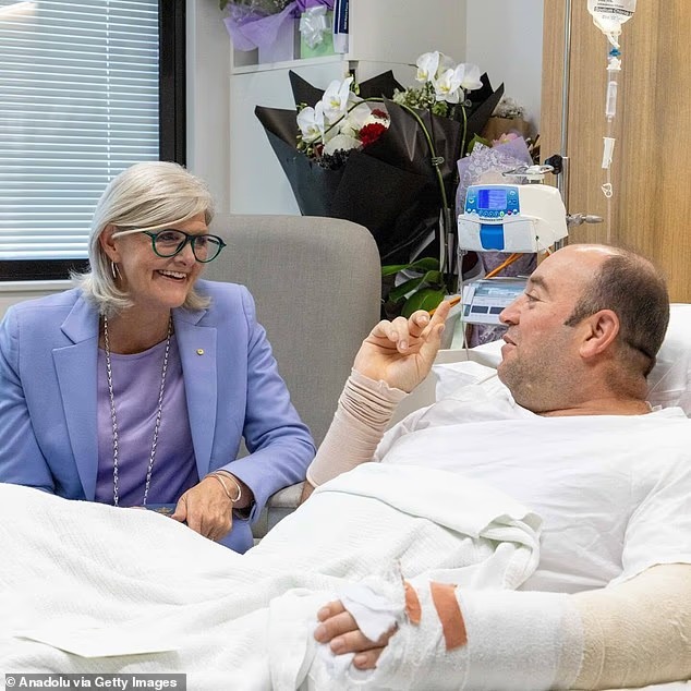 Σίδνεϊ: Ο 43χρονος ήρωας κινδυνεύει να χάσει το χέρι του – Θα το έκανα ξανά, υποστηρίζει