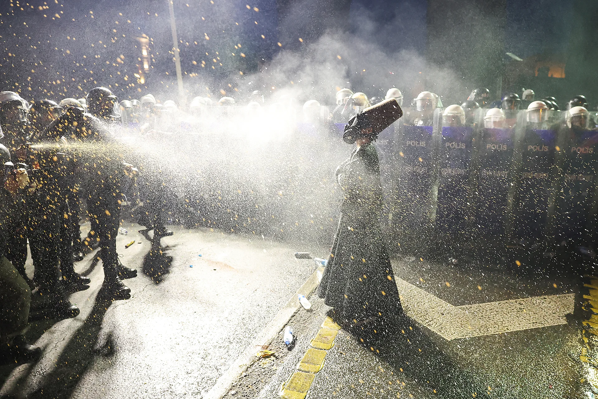 Από περιστέρια στον αέρα μέχρι συγκλονιστικές σκηνές από όλο τον κόσμο: Οι 12 πιο εντυπωσιακές φωτογραφίες του 2025