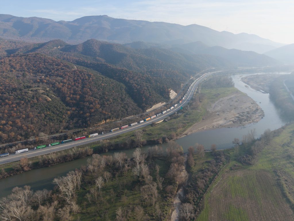 Χριστούγεννα στα μπλόκα – Εμμένουν στις κινητοποιήσεις τους οι αγρότες και σηκώνουν τις μπάρες των διοδίων το Σαββατοκύριακο