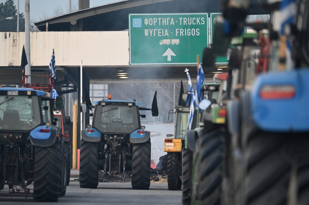 Χριστούγεννα στα μπλόκα – Εμμένουν στις κινητοποιήσεις τους οι αγρότες και σηκώνουν τις μπάρες των διοδίων το Σαββατοκύριακο