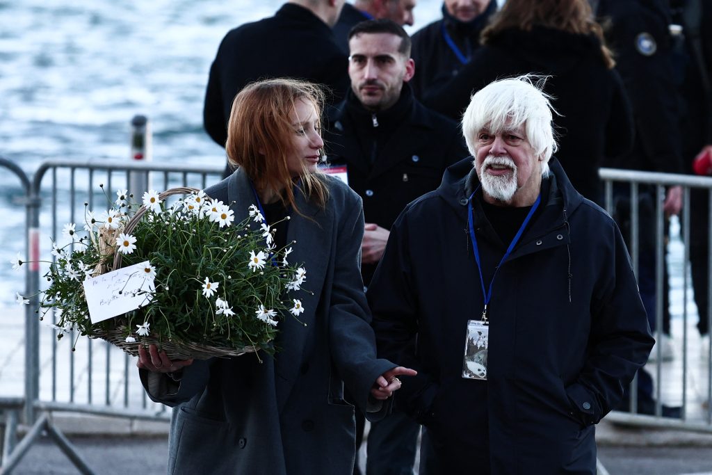 Μπριζίτ Μπαρντό: O σύζυγός της αποκάλυψε την αιτία θανάτου της – Με θέα τη Μεσόγειο το τελευταίο αντίο (Live εικόνα)