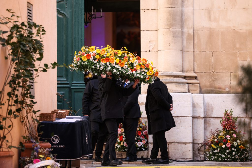 Μπριζίτ Μπαρντό: O σύζυγός της αποκάλυψε την αιτία θανάτου της – Με θέα τη Μεσόγειο το τελευταίο αντίο (Live εικόνα)