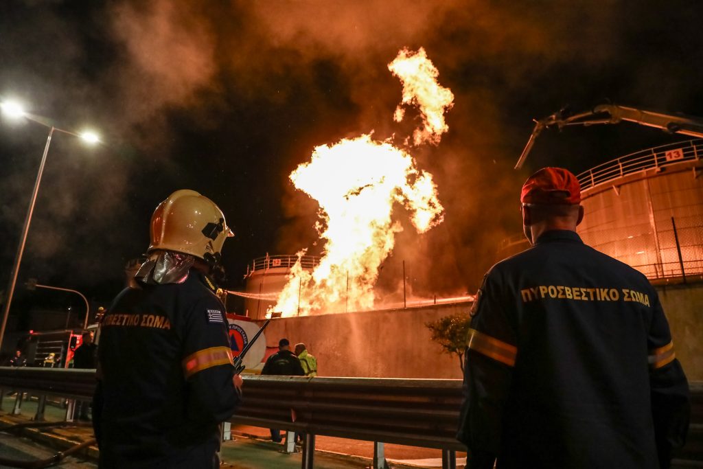 Πέραμα: Yπό μερικό έλεγχο η πυρκαγιά – Μήνυμα 112 προειδοποιεί για πυκνό καπνό