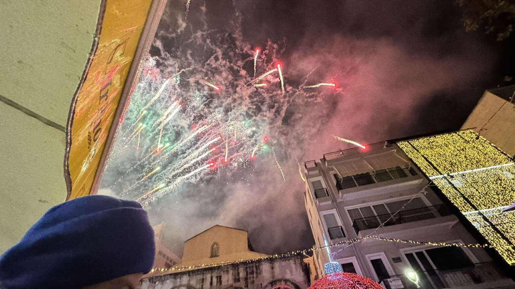 Ηράκλειο: Με σόου πυροτεχνημάτων και υπό βροχή η υποδοχή του 2026