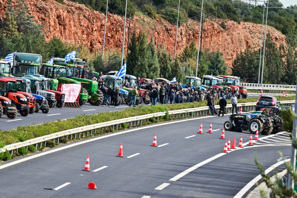 Στο Μαξίμου θα διεκδικήσουν την επιβίωσή τους, λένε οι αγρότες – Χαλάρωσαν τα μπλόκα ενόψει της συνάντησης της Τρίτης