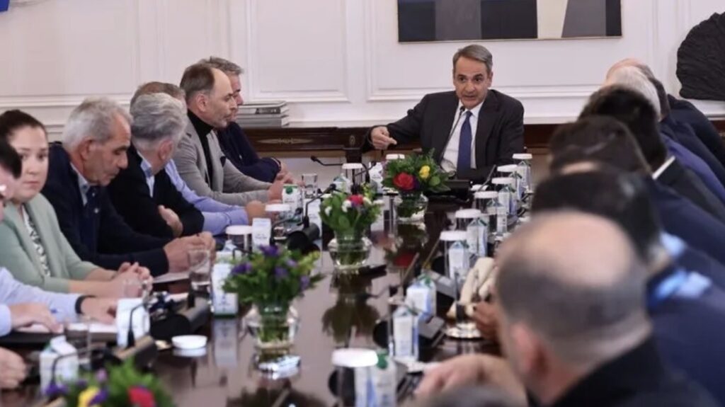 Μητσοτάκης σε συνάντηση με αγρότες: Τις εξελίξεις τις διαμορφώνουν οι παρόντες και όχι οι απόντες