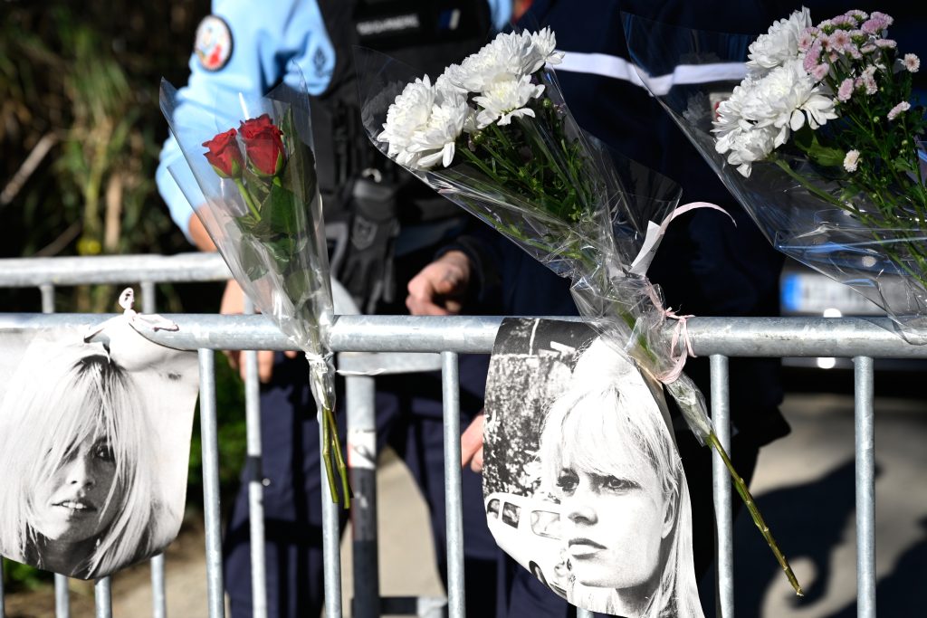 Μπριζίτ Μπαρντό: O σύζυγός της αποκάλυψε την αιτία θανάτου της – Με θέα τη Μεσόγειο το τελευταίο αντίο (Live εικόνα)