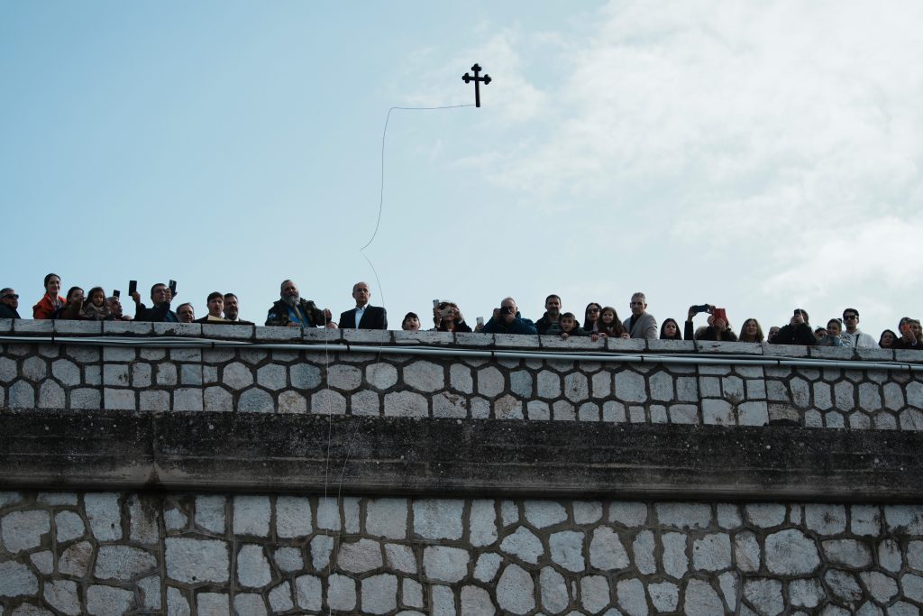Θεοφάνεια με φόντο τη λειψυδρία στη λίμνη Μαραθώνα – Δραματικά μειωμένη η στάθμη των νερών (βίντεο, φωτογραφίες)