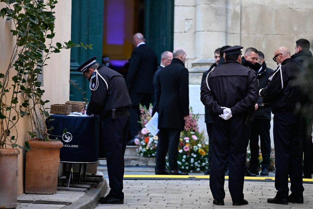 Μπριζίτ Μπαρντό: O σύζυγός της αποκάλυψε την αιτία θανάτου της – Με θέα τη Μεσόγειο το τελευταίο αντίο (Live εικόνα)